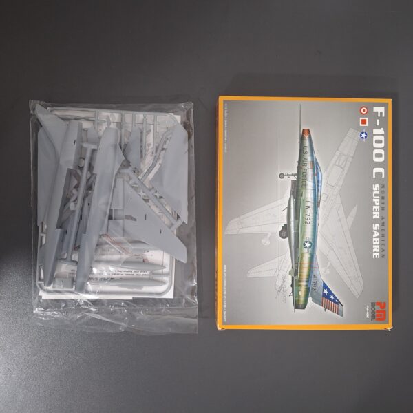 Maketa aviona F-100 C SUPER SABRE - Image 2