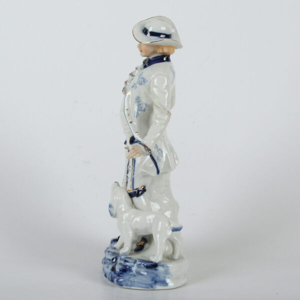 Plavo bela Porcelanska figura - čovek i pas - Image 2