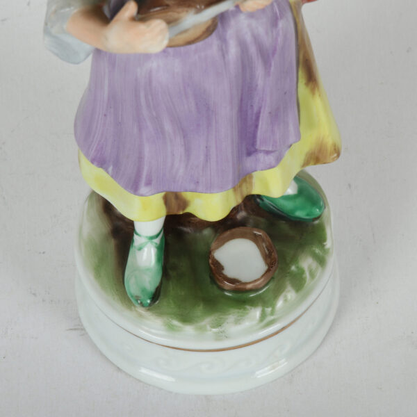 Porcelanska figura Capodimonte- Devojka - Image 6