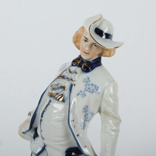 Plavo bela Porcelanska figura - čovek i pas - Image 6