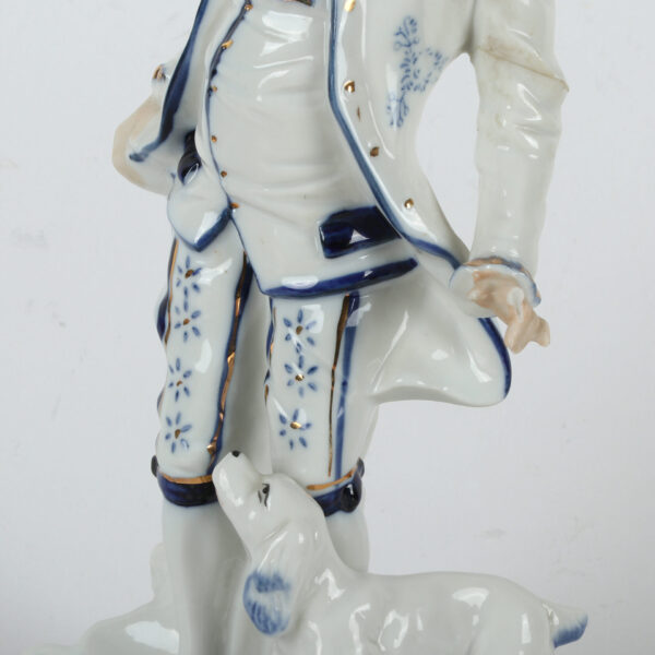 Plavo bela Porcelanska figura - čovek i pas - Image 7