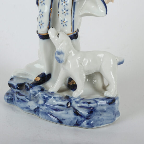 Plavo bela Porcelanska figura - čovek i pas - Image 8